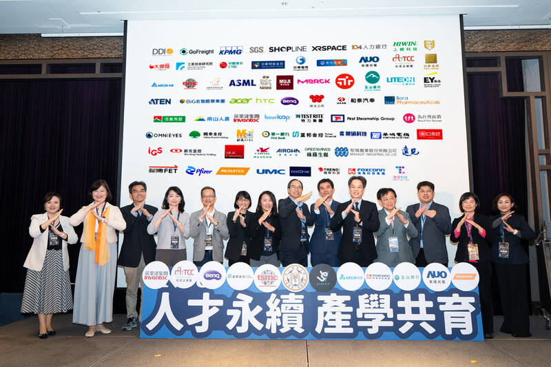 因應人才短缺問題,台大攜手台積電、台達電、鴻海、富邦金等產業龍頭,倡議產學共育人才,藉由產學共育為台灣產業發展部署關鍵人才。(圖由台大提供) 因應人才短缺問題,台大攜手台積電、台達電、鴻海、富邦金等產業龍頭,倡議產學共育人才,藉由產學共育為台灣產業發展部署關鍵人才。(圖由台大提供)