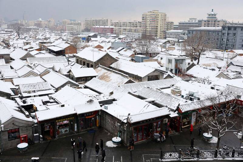 中國中央氣象台13日暴雪、冰凍、寒潮3預警齊發，促使北京市鐵路暫停服務、停止上課。圖為11日北京一隅。（路透）