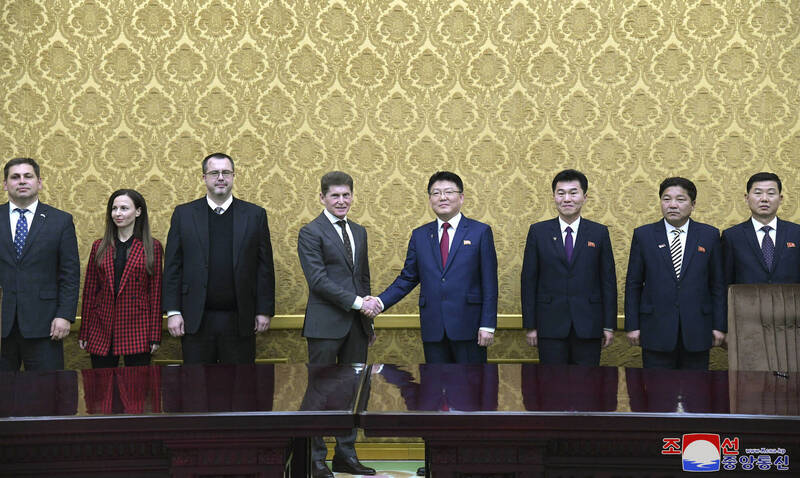 北韩对外经济部长尹正浩（中右）与俄罗斯滨海边疆区行政区区长科热米亚科（中左）握手。（美联社）(photo:LTN)