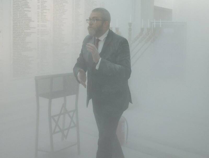 波蘭極右翼議員大鬧國會！噴滅猶太教光明節蠟燭 被趕出議場