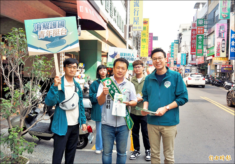 林飛帆（前排右）與「國務青」，陪同南投縣第一選區立委參選人蔡銘軒（前排中）在草屯市區掃街拜票，並沿路宣講。（記者陳鳳麗攝）