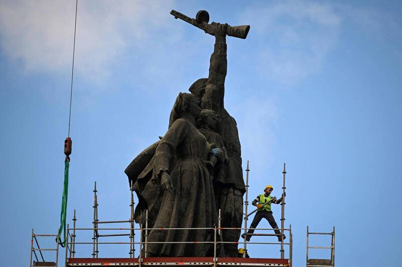 保加利亚12日开始拆除首都索菲亚市中心一座有近70年历史的苏联士兵纪念碑。（法新社）(photo:LTN)