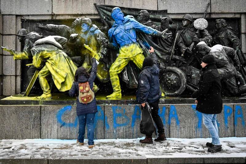俄国去年2月入侵乌克兰后，该纪念碑底部描绘战斗场景的浮雕，一再被涂上象征乌克兰国旗的蓝色和黄色。（法新社）(photo:LTN)