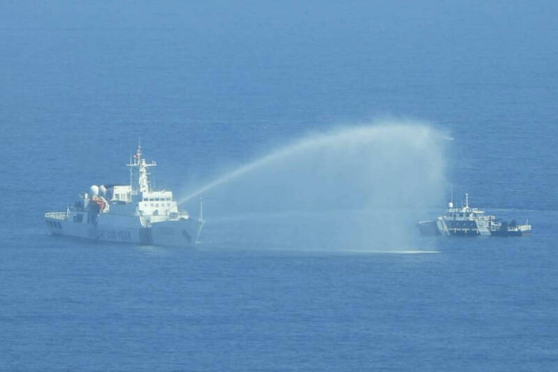 菲国海岸防卫队公布影像，中国海警船（左）9日在黄岩岛海域，对菲国公务船发射水砲。（美联社档案照）(photo:LTN)
