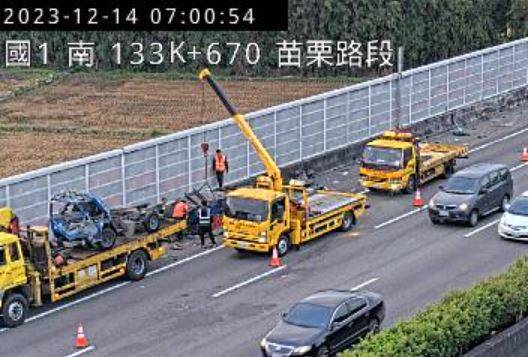 國道1號苗栗路段今晨6點多傳出有3車追撞事故，根據監視器畫面顯示，現場車輛幾乎全毀變成一團廢鐵，甚至傳出有民眾躺在車道，具體情況仍有待確認。（圖擷自國道1968即時路況）