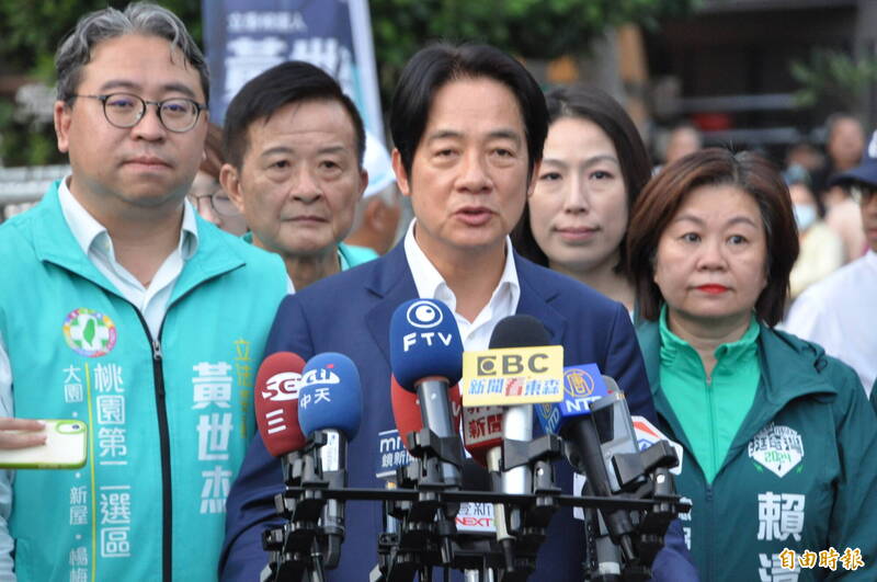 民進黨總統候選人賴清德（中）出席黨籍立委參選人黃世杰（左）「青年有夢‧守護婦幼：共築孩子未來的路」活動。（記者周敏鴻攝）