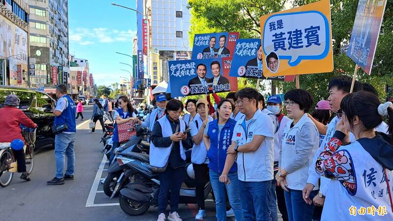 國民黨台東「侯康姐妹助選團」，今天上午到中央市場掃街，向攤販及採買民眾拜票。 （記者黃明堂攝）