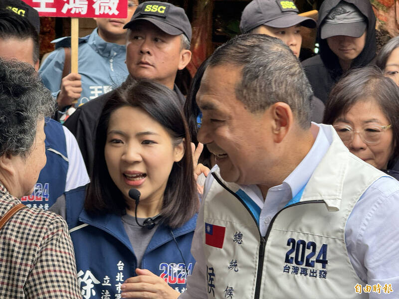 徐巧芯上午陪同國民黨總統候選人侯友宜前往松山區南京公寓市場掃街。（記者陳冠甫攝）