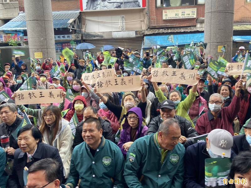 基隆民眾熱情「搶救王義川」，拉布條支持王義川。（記者盧賢秀攝）