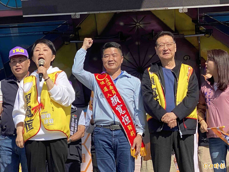 國民黨副總統候選人趙少康（右2）為顏寬恒（中）站台助選，左為台中市長盧秀燕。（記者黃旭磊攝）