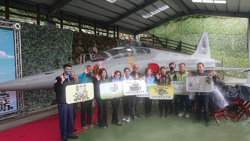 F-5F、UH-1H現身三芝興華驛站 射靶、垂降體驗全民國防