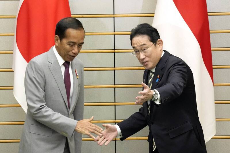 日本和东南亚国家协会16日起一连3天举行领袖峰会，日相岸田文雄（右）和印尼总统佐科威（左）为联合主席。（美联社）(photo:LTN)