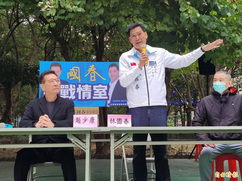 國民黨副總統候選人趙少康（左）今天與新北市立委參選人林國春（中）出席大庭新村座談會。（記者賴筱桐攝）