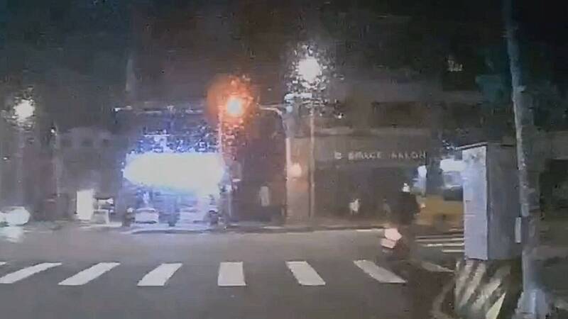 王男16日晚間10點半左右,因闖紅燈被警方攔查。(記者鄭淑婷翻攝) 王男16日晚間10點半左右,因闖紅燈被警方攔查。(記者鄭淑婷翻攝)