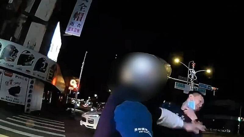 王男拒絕受檢且揮拳攻擊員警。(記者鄭淑婷翻攝) 王男拒絕受檢且揮拳攻擊員警。(記者鄭淑婷翻攝)
