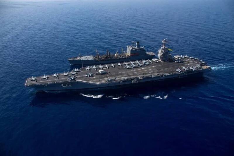 全球最大航空母舰福特号与补给舰拉勒米号（USNS Laramie），10月11日在东地中海进行海上加油任务。（路透）(photo:LTN)