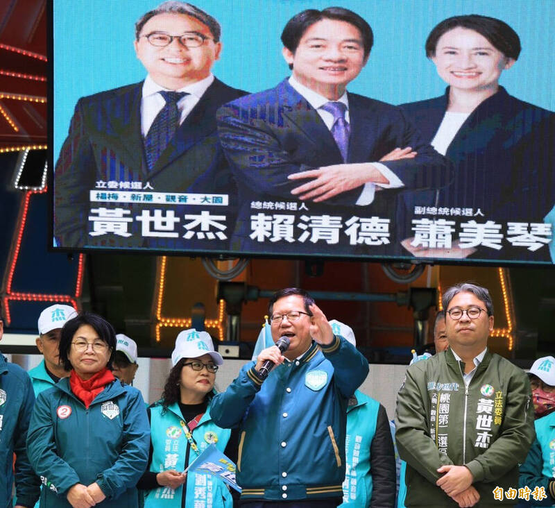 行政院副院長鄭文燦（中）出席桃園市第2選區立委參選人黃世杰（右）觀音競選總部成立大會，肯定黃會做事。（記者李容萍攝）