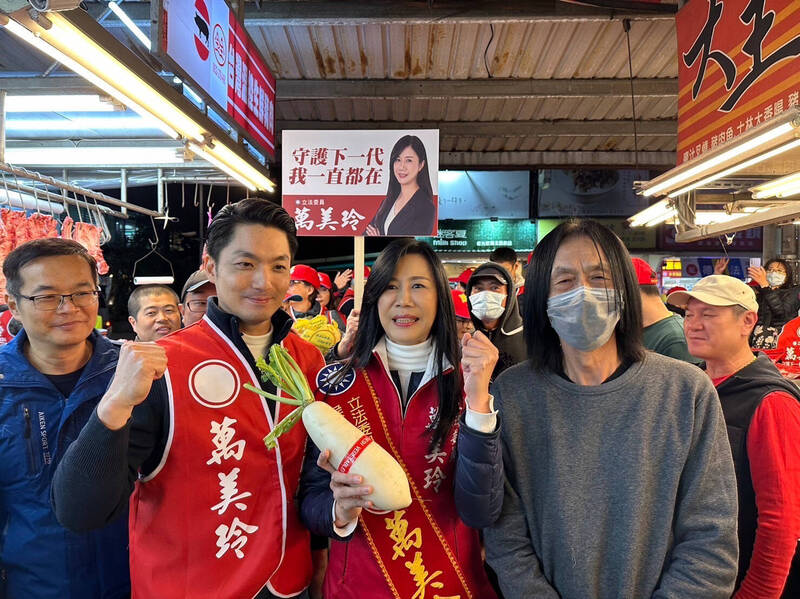 台北市長蔣萬安（左2）陪同立委參選人萬美玲（中）巿場掃街拜票。（萬美玲提供）