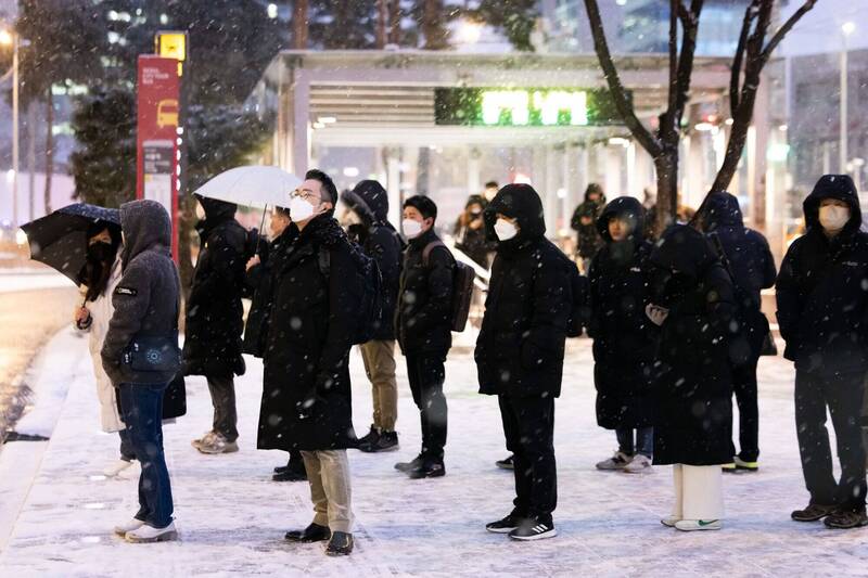 南韓週末遭受寒流侵襲，各地下起大雪。（彭博）