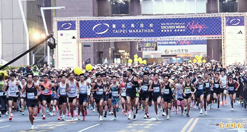 台北馬拉松今早發生意外，楊姓男子途中行經南港區港東街時，疑因天氣太冷昏倒，當場失去呼吸心跳，緊急送醫搶救後，所幸已恢復意識，圖中人物非當事人。（記者方賓照攝）