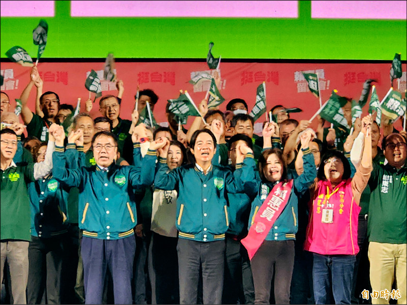 總統候選人賴清德（左三）與立委賴惠員（右三）聯合競選總部昨成立，破萬人參加。（記者王涵平攝）