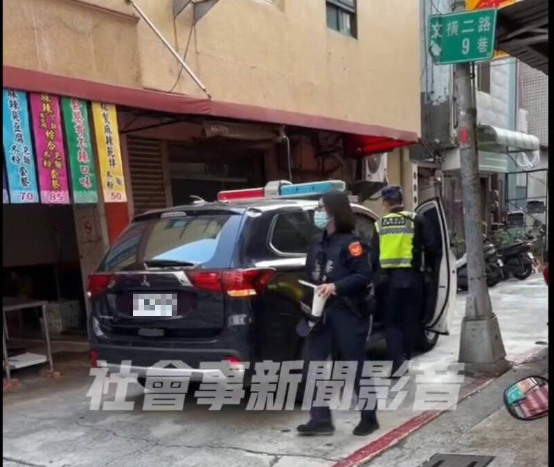 有民眾在高雄市苓雅區目擊一輛警車閃燈違停巷口買飲料，畫面被民眾拍下上傳社群平台，警方決定對自家人開罰。（擷取自「社會事新聞影音」）