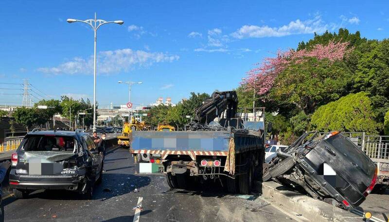 台中1輛大貨車疑似煞車失靈，今天上午行經烏日大橋時，失控撞上前方5輛停等紅燈的車輛，現場一片混亂。（記者陳建志翻攝）