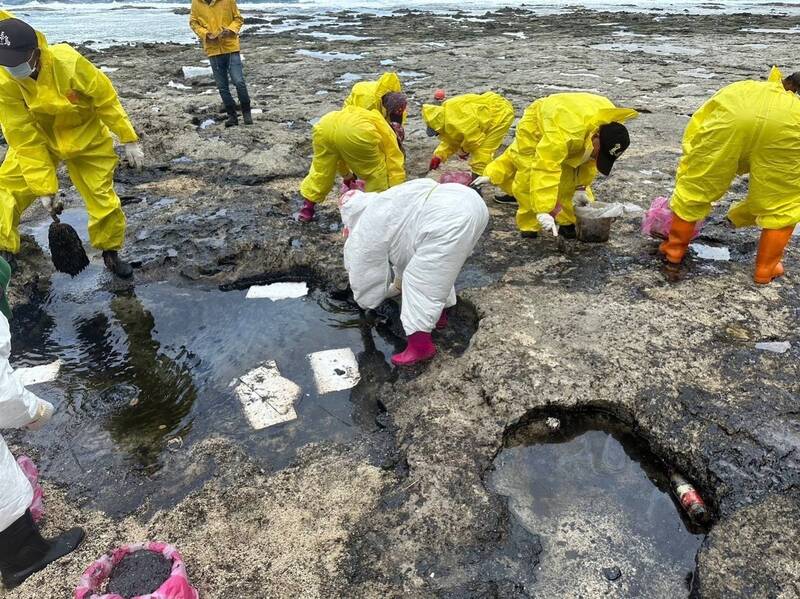 北、東、南海岸遭廢油污染，海保署尚查無源頭。圖為綠島燕子洞海岸。（海保署提供）