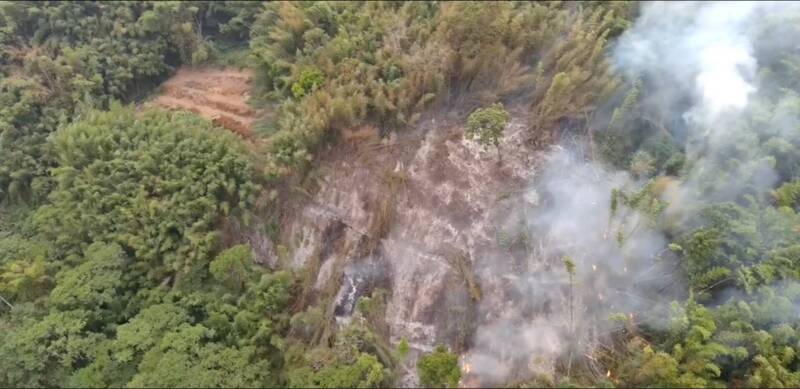 嘉縣阿里山鄉達邦村特富野附近竹林火警，部分區域地形崎嶇難以接近。（嘉義縣消防局提供）