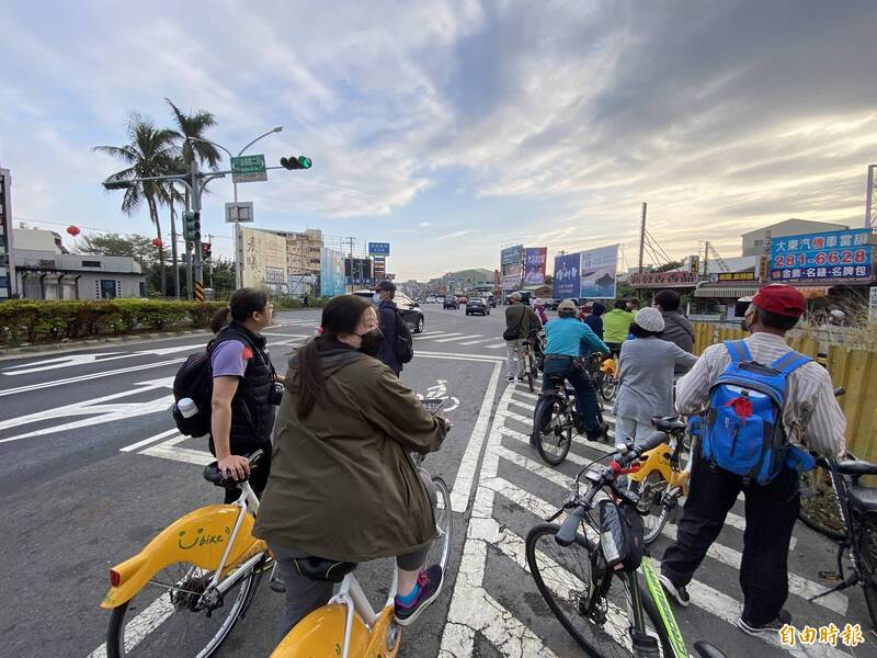 台江社群學員實際以騎單車及步行走台江文化中心到安慶國小通學路，發現人行空間不友善，缺乏行人庇護島。（記者王姝琇攝）