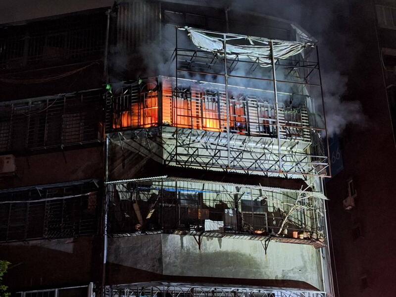 台北市大安區一棟公寓，晚間竄出火舌及濃煙，警消於火場救出一對母女。（記者陸運鋒翻攝）