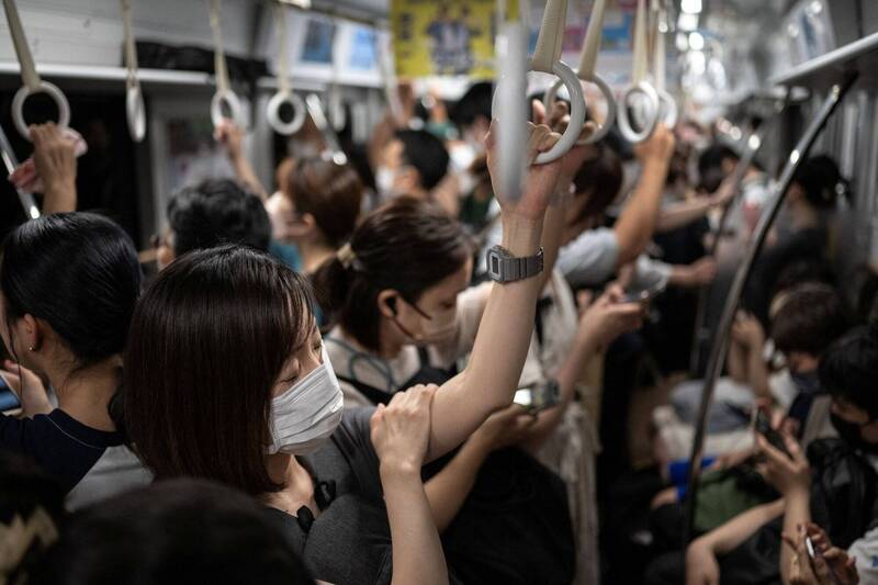 日本自卫官在埼京线列偷拍女大学生裤裙内侧。日本列车乘客示意图。（路透）(photo:LTN)