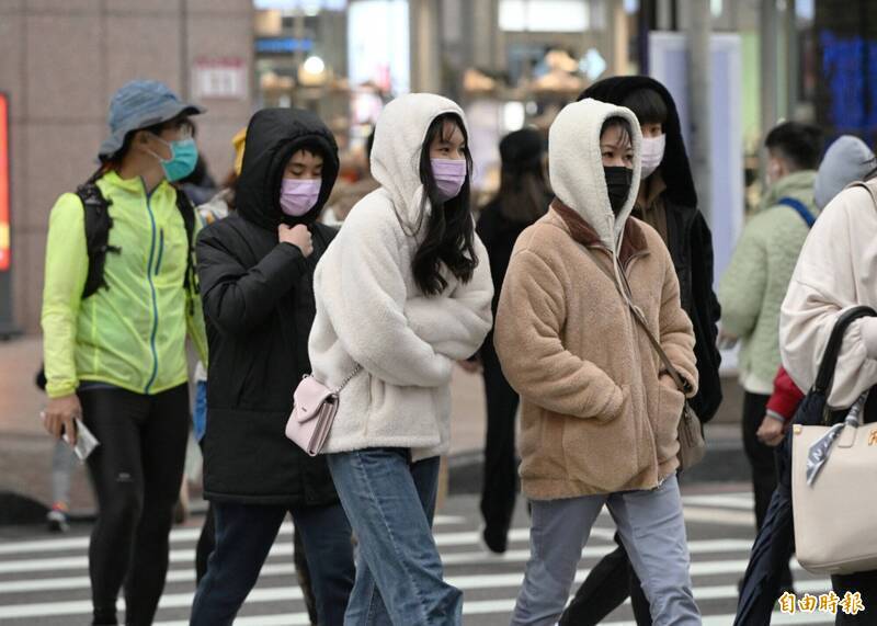 強烈大陸冷氣團南下氣溫下降，入夜後氣溫明顯降溫，中部以北、宜蘭逐漸下降到16度。（資料照）