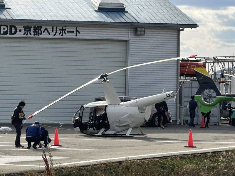 日本京都市今（18）日中午傳出，一架訓練中的民間直升機場墜地事故。（圖擷取自@livedoornews 社群平台「X」）