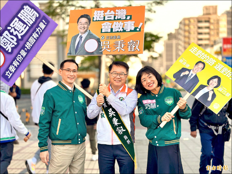 挑戰連任的立法委員蘇巧慧（右起）、吳秉叡及鄭運鵬昨天合體拜票。（記者董冠怡攝）