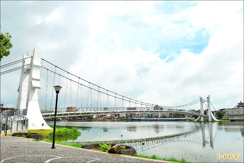 龍潭大池是桃園市著名地標和景點。（記者李容萍攝）