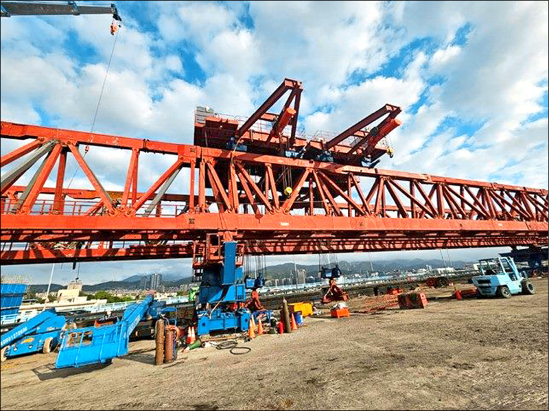 台北市新工處辦理民權大橋跨河段上部結構改建，桁架工作車組裝情形，圖為近照圖。（台北市新工處提供）