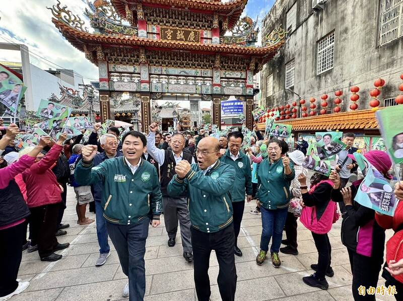 前行政院長蘇貞昌陪民進黨嘉義縣山區立委參選人陳冠廷在民雄拜廟。（記者蔡宗勳攝）