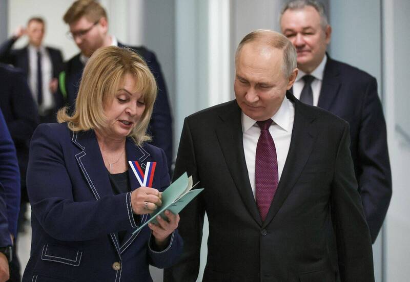 俄罗斯总统普廷18日亲自前往中选会莫斯科办事处，递交参选文件，中选会负责人帕姆菲洛娃（左）不敢怠慢。（美联社）(photo:LTN)