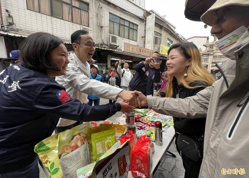 國民黨主席朱立倫（左二）與爭取連任的金門立委參選人陳玉珍（左一）到金城鎮東門菜市場拜票。（記者吳正庭攝）