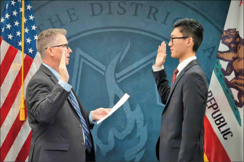 朴彼得（图右）12月5日宣誓成为律师，成为加州通过律师考试最年轻的人。（美联社）(photo:LTN)