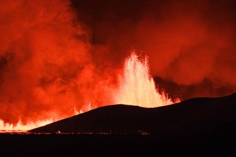 在经历数週的强烈地震活动后，位于冰岛西南部的一座火山，于18日晚间10点17分左右开始喷发。熔岩像喷泉般不断从地面裂缝喷涌而出，近4000名附近居民也进行撤离。（法新社）(photo:LTN)