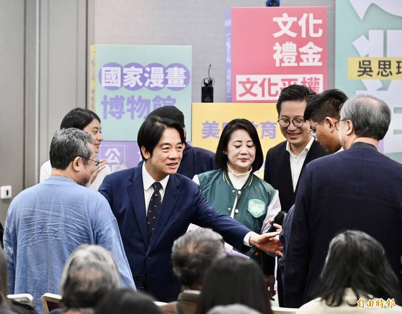 民進黨總統候選人賴清德19日出席文化界相挺賴清德大會，受到文化界人士熱情歡迎。（記者劉信德攝）