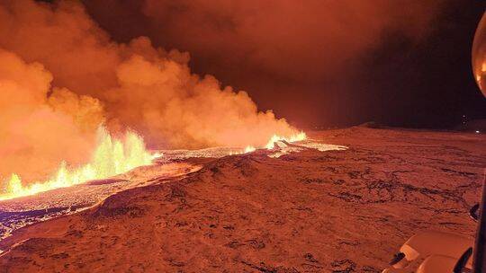 在经历数週的强烈地震活动后，位于冰岛西南部的一座火山，于18日晚间10点17分左右开始喷发。熔岩像喷泉般不断从地面裂缝喷涌而出，近4000名附近居民也进行撤离。（图撷自冰岛气象局）(photo:LTN)