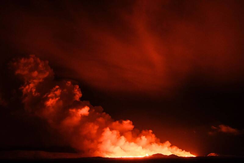 在经历数週的强烈地震活动后，位于冰岛西南部的一座火山，于18日晚间10点17分左右开始喷发。熔岩像喷泉般不断从地面裂缝喷涌而出，近4000名附近居民也进行撤离。（法新社）(photo:LTN)