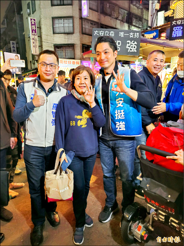 台北市長蔣萬安昨天晚間陪第六選區立委參選人羅智強到臨江夜市拜票。（記者何玉華攝）