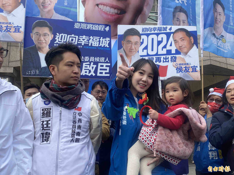 國民黨立委參選人黃健豪妻子葉季青（右2）代夫出征，2歲女兒「菲菲」萌喊「凍蒜」。（記者黃旭磊攝）