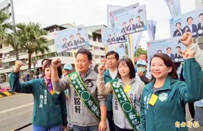 南投縣一選區民進黨立委候選人蔡銘軒（左2）在完成號次抽籤後，與支持者一起振臂高喊口號。（記者謝介裕攝）