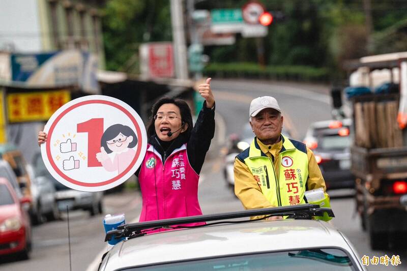 蘇巧慧抽完號次後，馬不停蹄車掃拜票。（記者董冠怡攝）