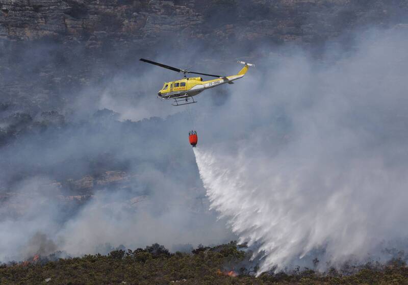 南非野火蔓延，出动直升机载水空中灭火。（路透）(photo:LTN)